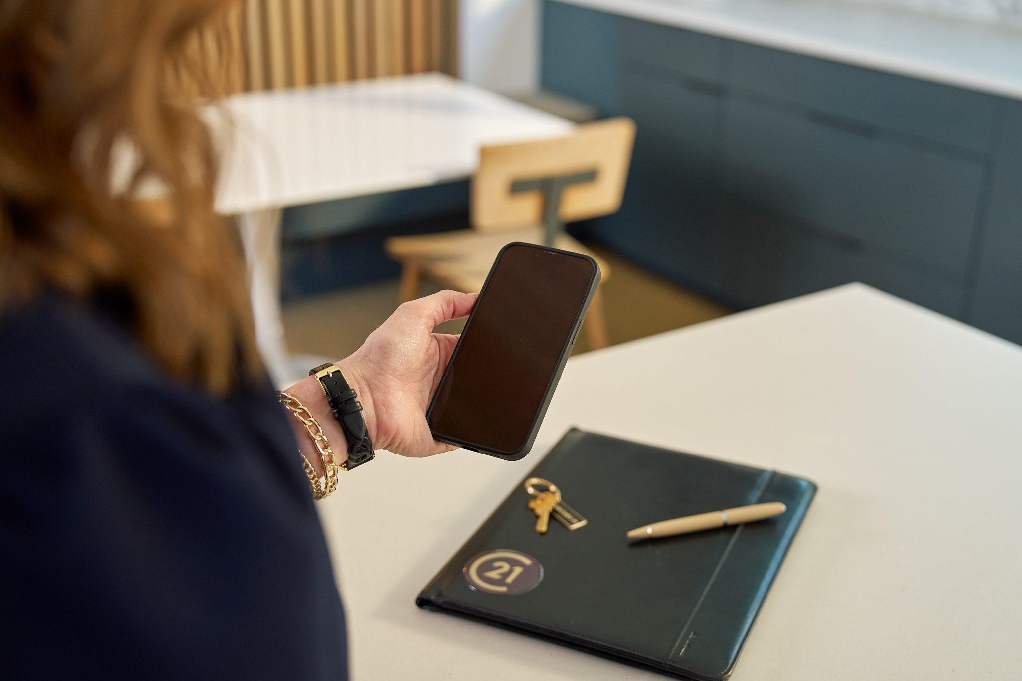 C21_Stills_Interior_AgentWithPhone2_081524